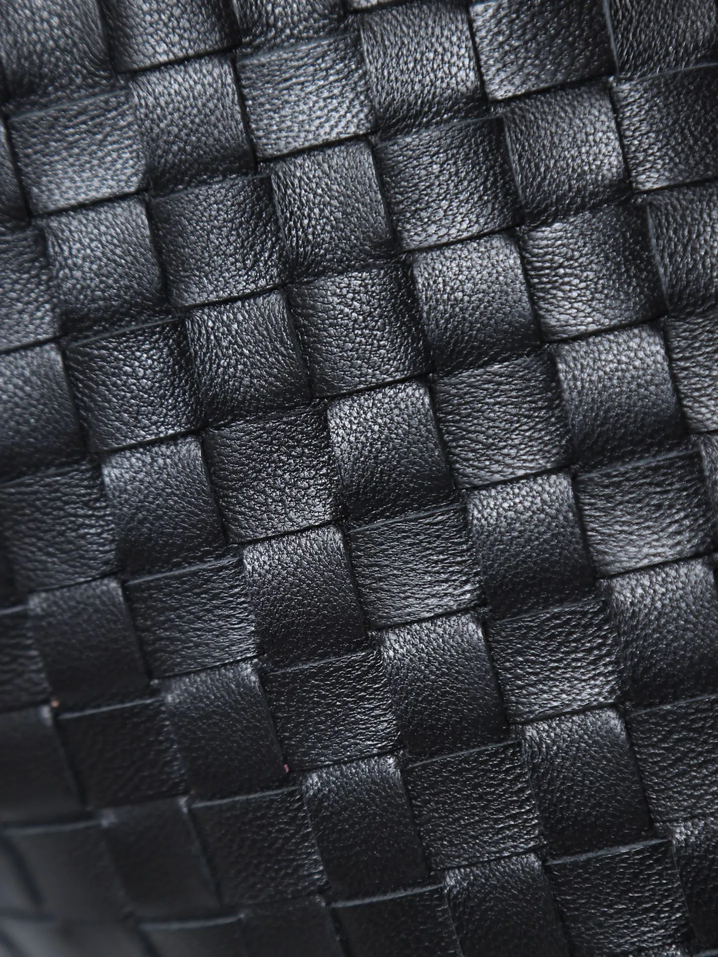 800. BOTTEGA VENETA2025 new women's small Soft Vanity bag adopts the classic Intrecciato weaving technique, inheriting the classics. The ring buckle design 😎 The light metal chain gives you a high-end sense of matching. The chain is removable, so you can wear it as a small bag ~ An elegant small bag that is perfect for participating in events. The overall body of the bag is as soft as marshmallow and can be easily kneaded, showing the strong toughness and high-end feel of the leather. The touch of sheepskin is so amazing. It is so healing when pinched! I have absolutely no resistance to small bags! ! ! Style number: 843800 Size: 19*14*3cm